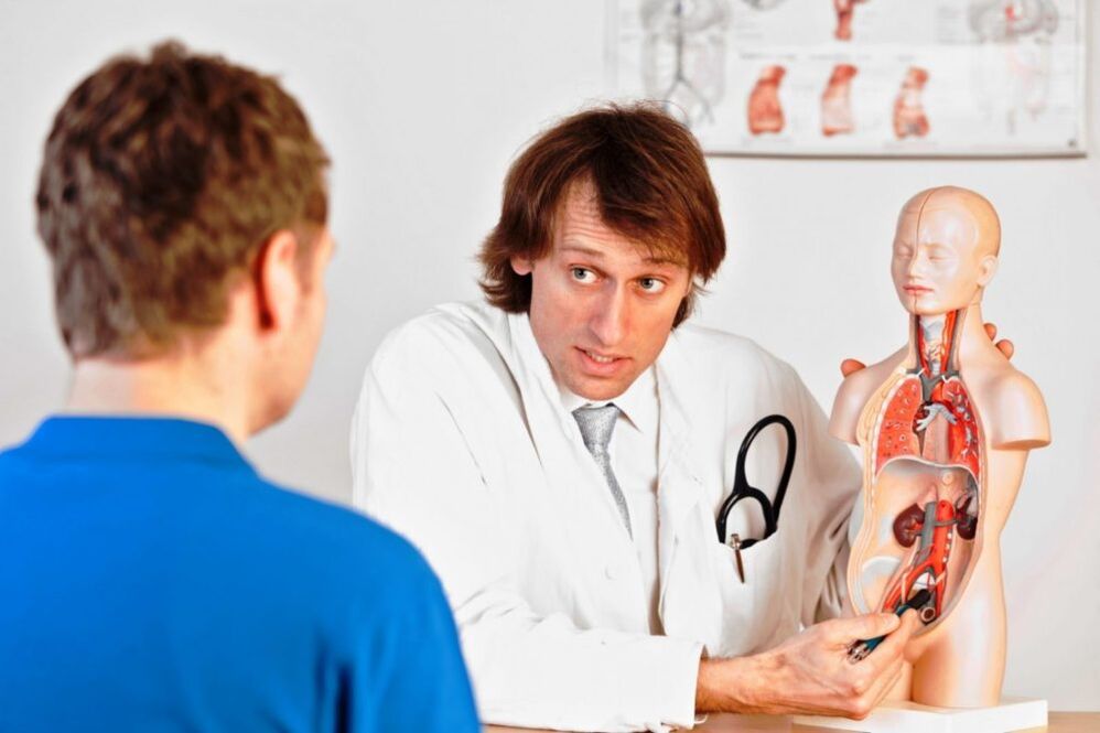 Le médecin informe le patient sur les raisons qui empêchent la puissance